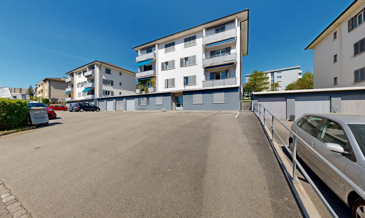extérieur du bâtiment avec day time, parking, apartment complex view, et vue sur le complexe d'appartements