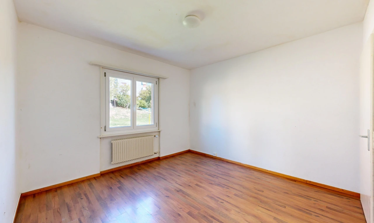 pièce vide avec radiateur, drywall, cloison sèche, baseboards wall, et plinthes murales