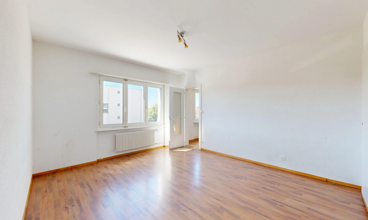 pièce vide avec radiateur, drywall, cloison sèche, baseboards wall, et plinthes murales