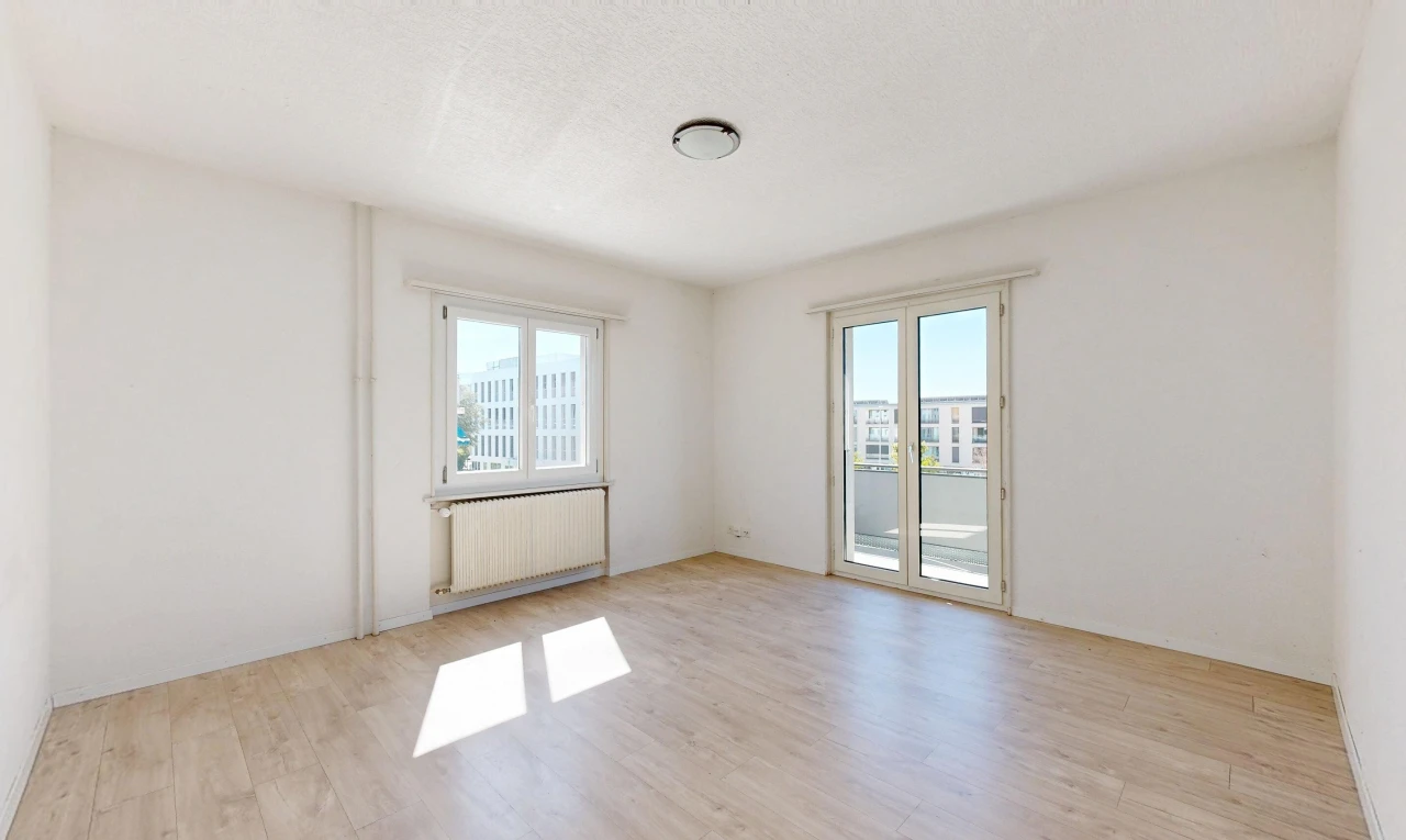 pièce vide avec radiateur, sol en finition bois, wood finish floor, cloison sèche, et drywall