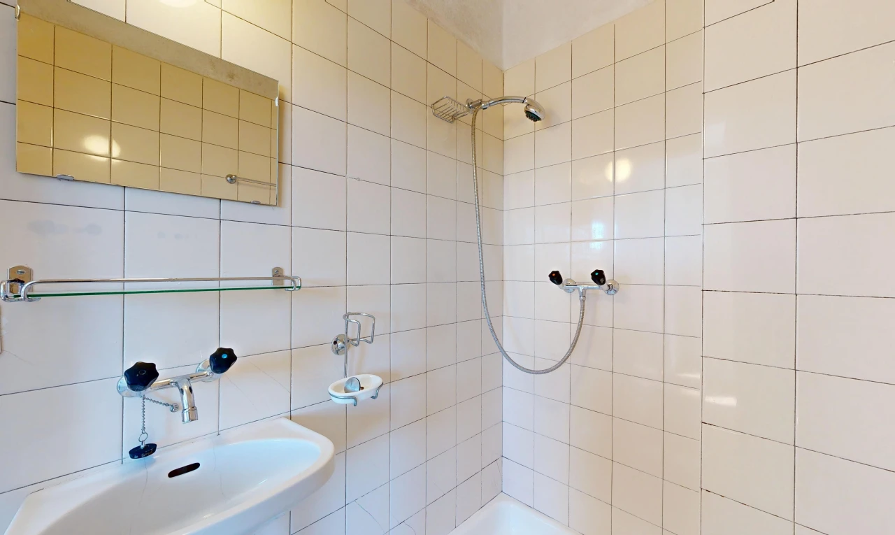 salle de bains avec miroir, évier, salle de bain complète, douche-bain combinés, et inside property