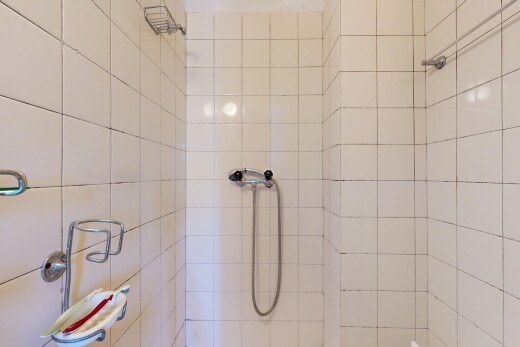 salle de bains avec douche, salle de bain complète, et inside property