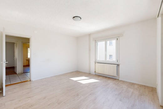 leerer raum mit kühler, drywall, gipskartonwand, inside property, und wood finish floor