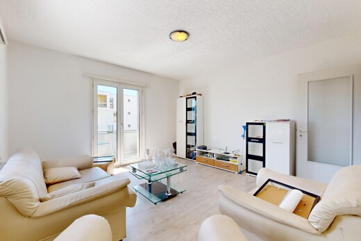 wohnzimmer mit gipskartonwand, drywall, natürliches licht, natural light, und inside property