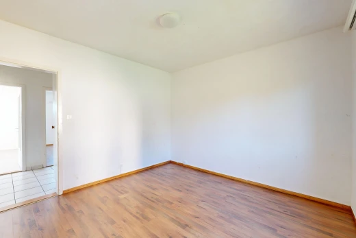 pièce vide avec drywall, cloison sèche, baseboards wall, plinthes murales, et inside property