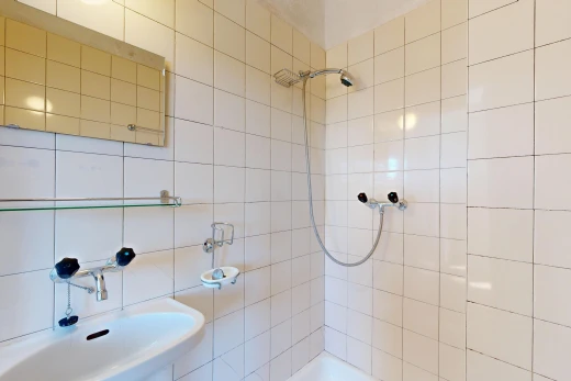 salle de bains avec miroir, évier, salle de bain complète, douche-bain combinés, et inside property