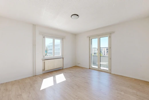 pièce vide avec radiateur, sol en finition bois, wood finish floor, cloison sèche, et drywall