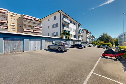 außenansicht mit from community, apartment complex view, blick auf wohnanlage, und day time