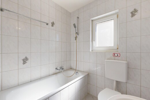 bad mit komplettes badezimmer, fliesenwand, tile wall, kombiniertes bad / dusche, und toilette