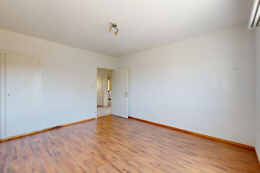 leerer raum mit drywall, gipskartonwand, baseboards wall, sockelleisten, und inside property