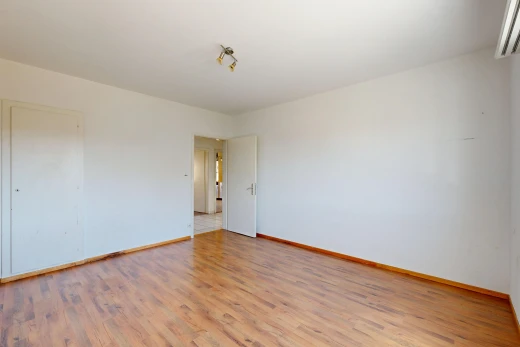 pièce vide avec drywall, cloison sèche, baseboards wall, plinthes murales, et inside property