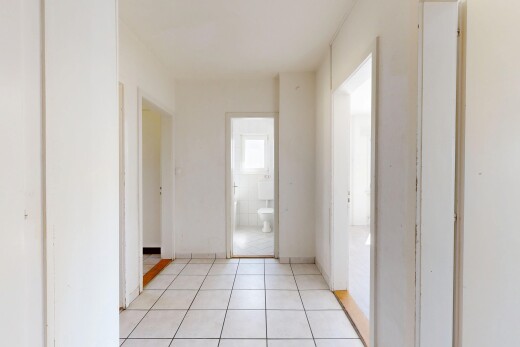halle / korridor mit light floor, tile floor, fliesenboden, drywall, und gipskartonwand
