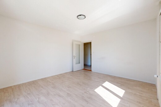 leerer raum mit drywall, gipskartonwand, wood finish floor, holzfußboden, und light floor