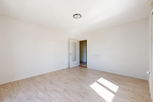 pièce vide avec drywall, cloison sèche, wood finish floor, sol en finition bois, et light floor