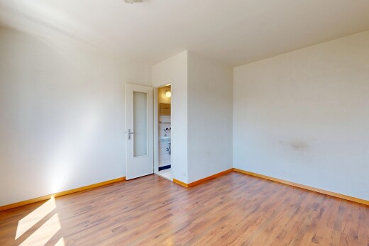 leerer raum mit drywall, gipskartonwand, baseboards wall, sockelleisten, und wood finish floor
