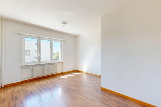 pièce vide avec radiateur, cloison sèche, drywall, plinthes murales, et baseboards wall