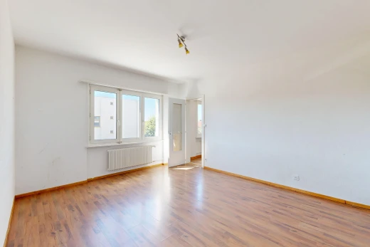 pièce vide avec radiateur, drywall, cloison sèche, baseboards wall, et plinthes murales