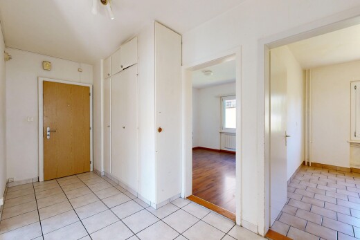 halle / korridor mit light floor, drywall, gipskartonwand, tile floor, und fliesenboden