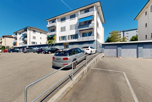außenansicht mit from community, blick auf wohnanlage, apartment complex view, parkplatz, und day time