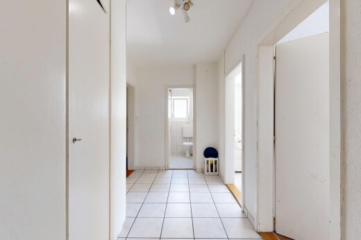 couloir avec inside property, light floor, cloison sèche, drywall, et sol en carrelage