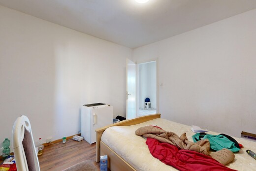 chambre avec cloison sèche, drywall, inside property, sol en finition bois, et wood finish floor
