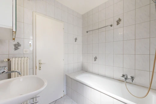 salle de bains avec mur en carrelage, tile wall, bain, salle de bain complète, et radiateur