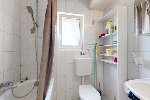 bad mit fliesenwand, tile wall, komplettes badezimmer, kombiniertes bad / dusche, und toilette