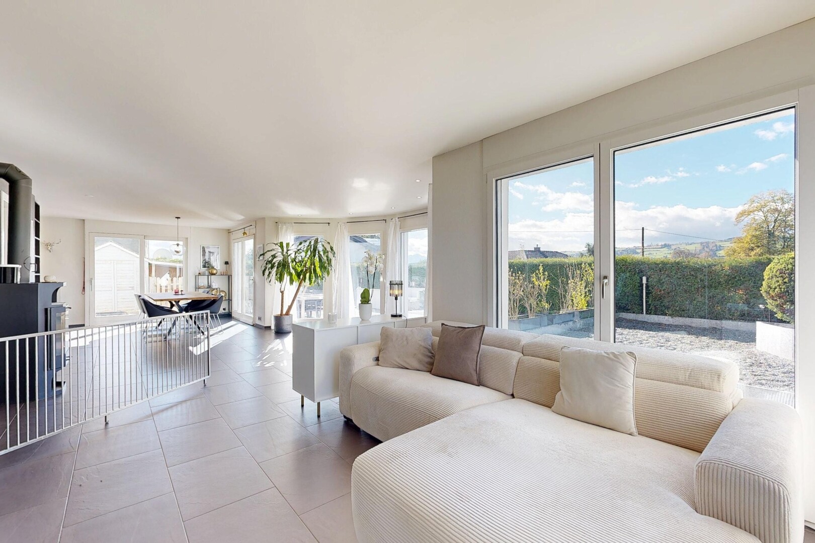salon / salle à manger avec natural light, lumière naturelle, inside property, day time, et tile floor