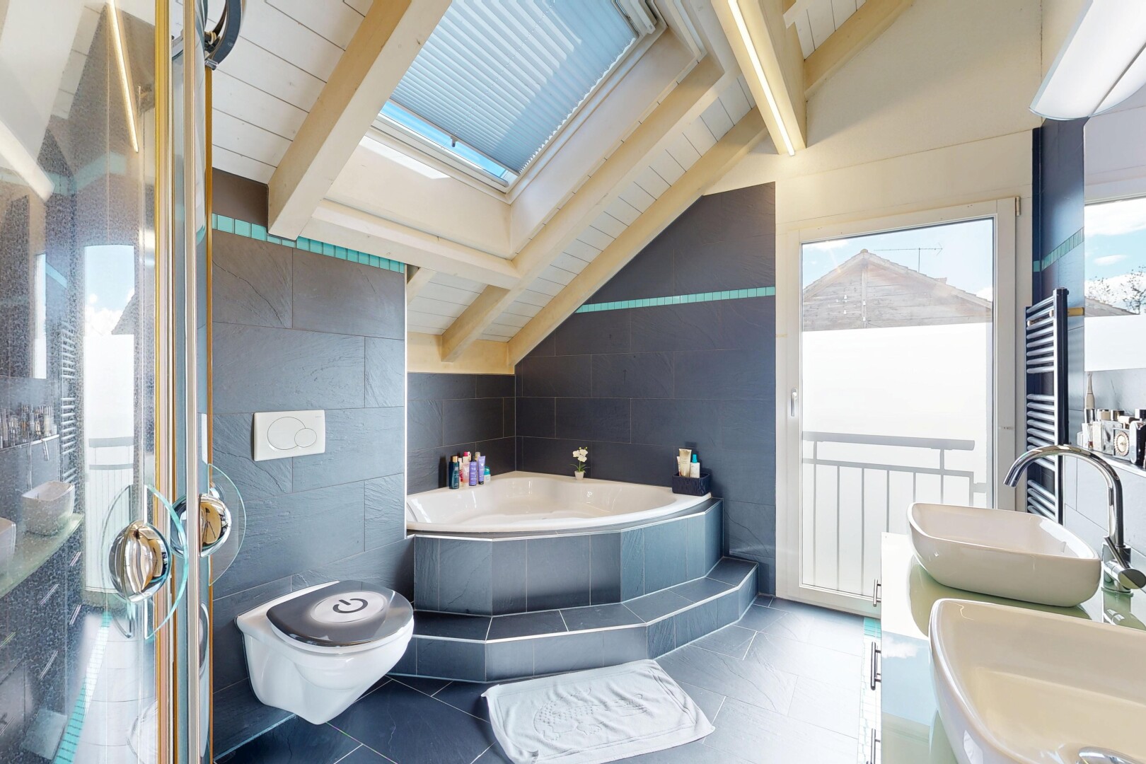 salle de bains avec salle de bain complète, chauffe-serviettes, inside property, beamed ceiling, et plafond à poutres