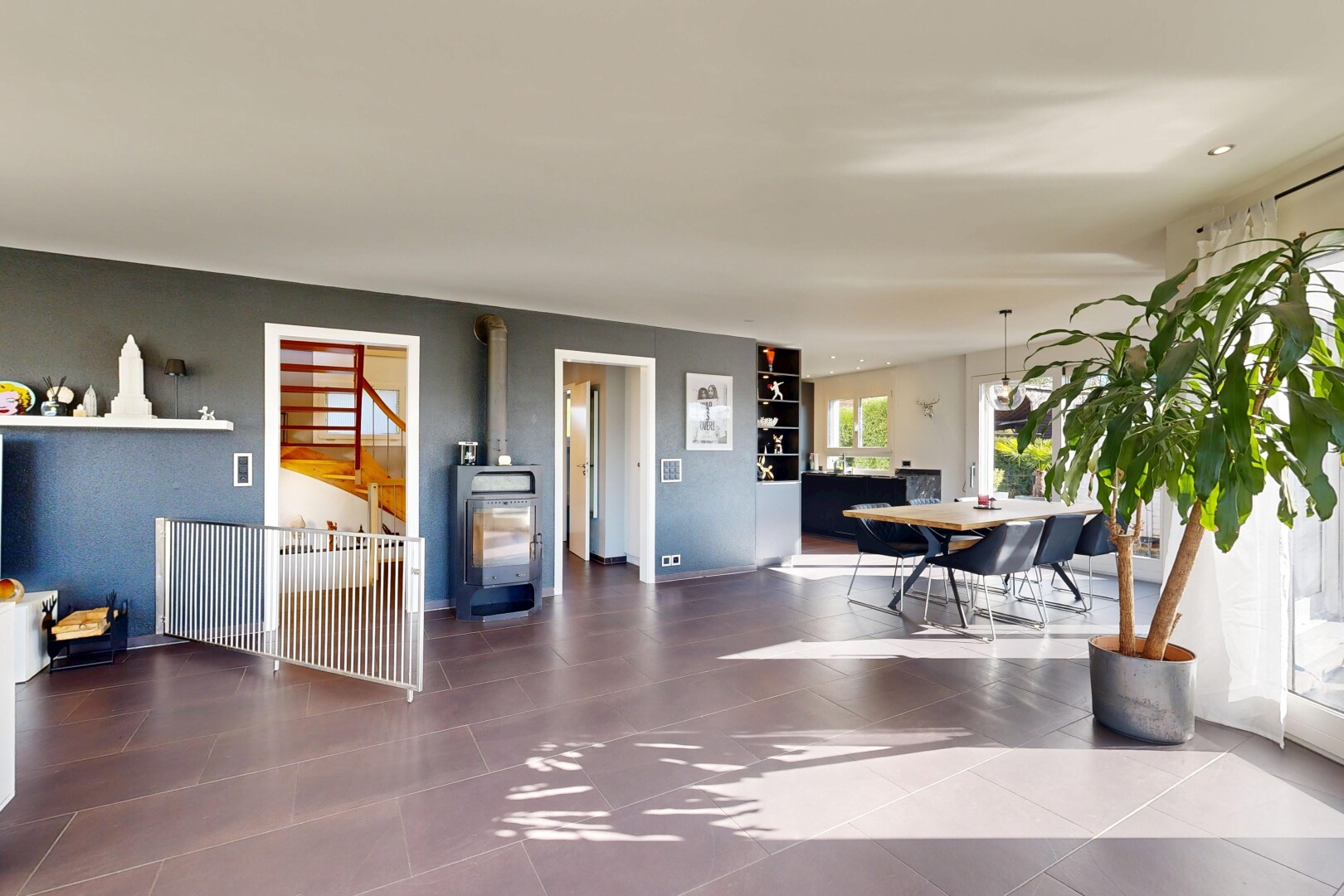 réception / lobby avec inside property, natural light, et drywall