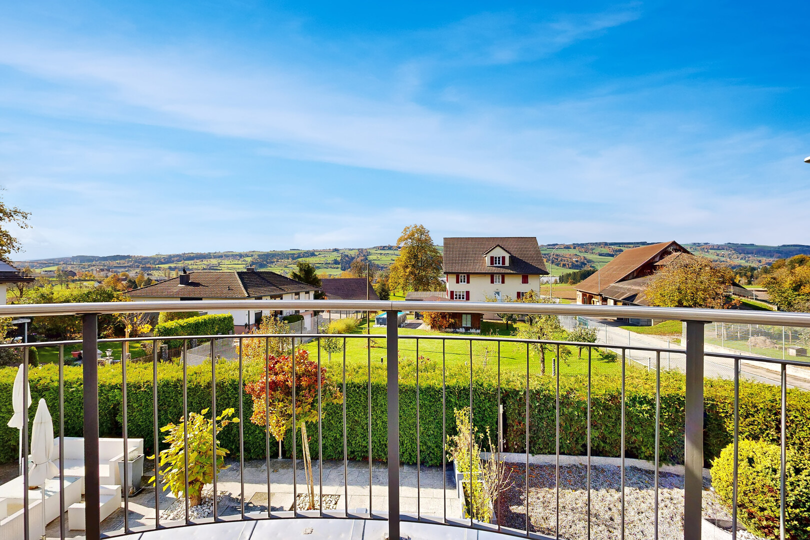 balcon avec from property, day time, residential view, vue résidentielle, et balcon