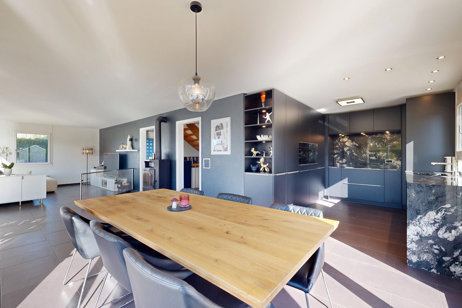salle à manger avec inside property, natural light, lumière naturelle, drywall, et cloison sèche