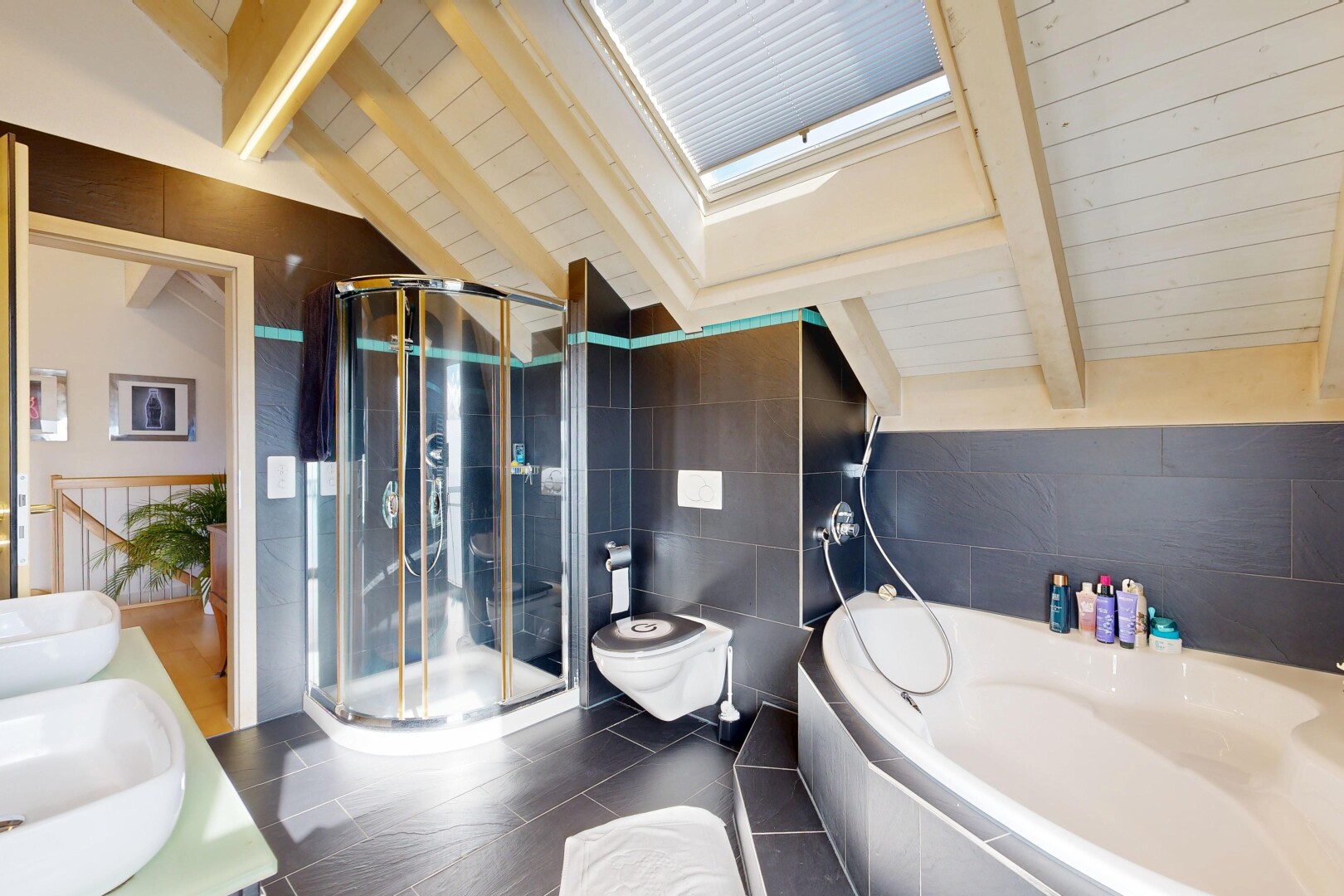 salle de bains avec plafond à poutres, beamed ceiling, bain, salle de bain complète, et inside property