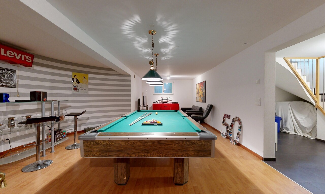 piscine avec inside property et billard