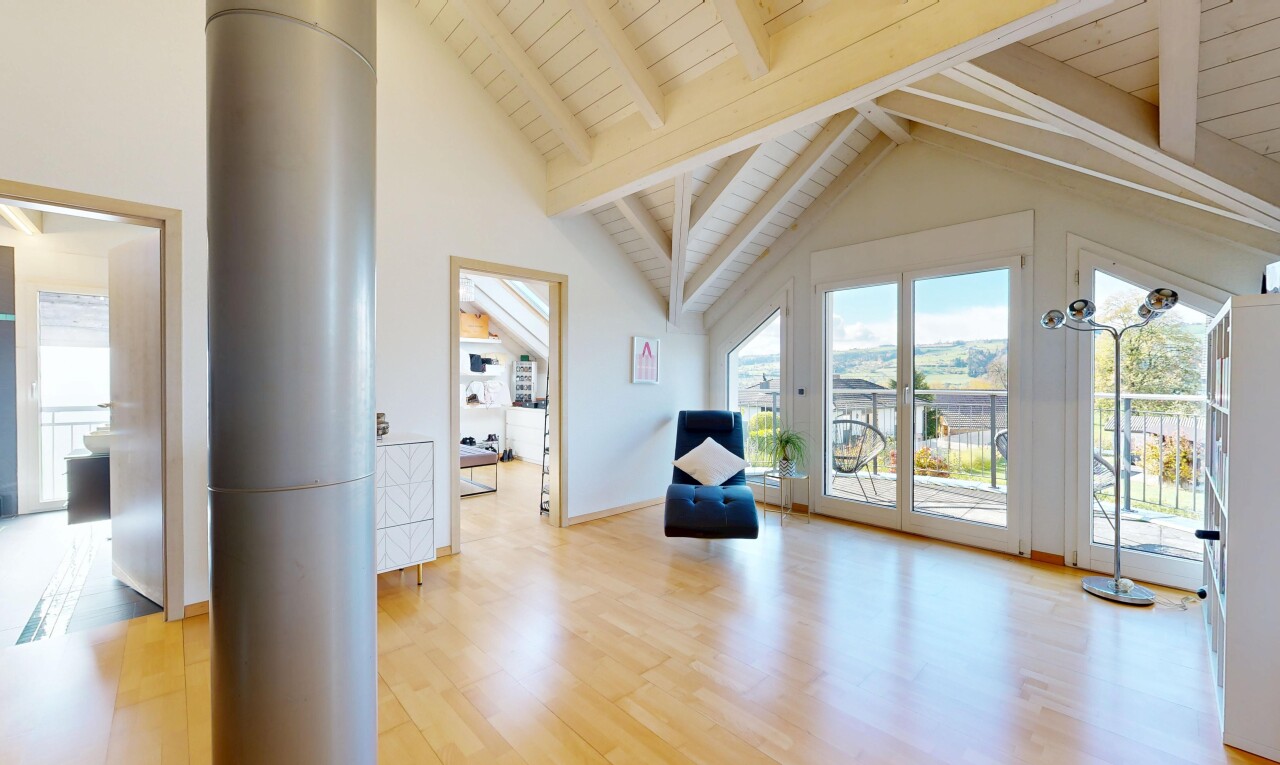 pièce vide avec beamed ceiling, plafond à poutres, wood finish floor, sol en finition bois, et vaulted ceiling
