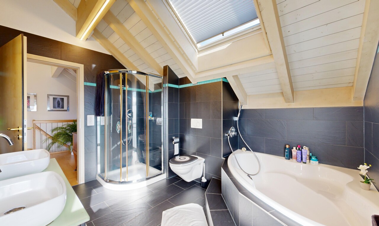 salle de bains avec plafond à poutres, beamed ceiling, bain, salle de bain complète, et inside property