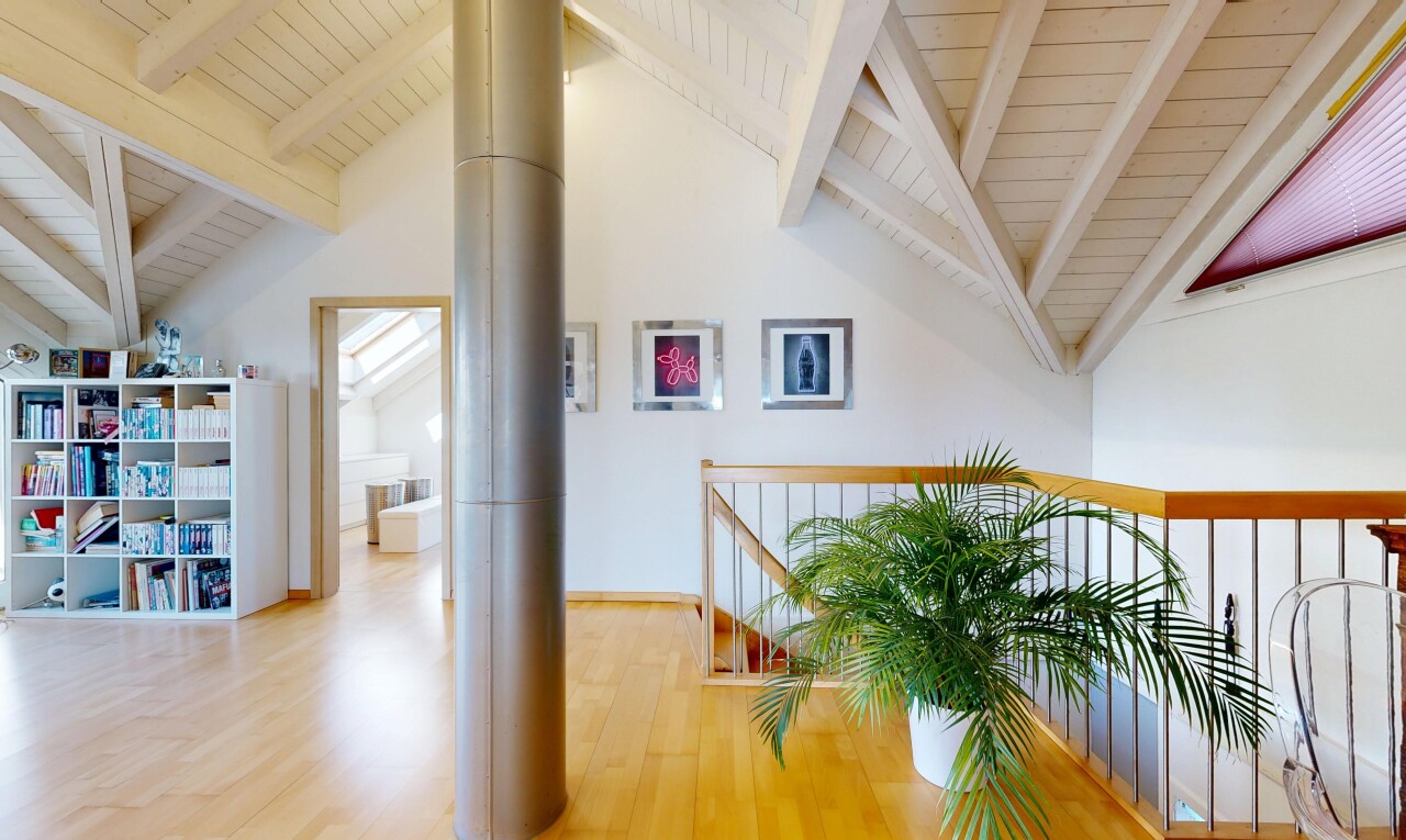 couloir avec beamed ceiling, plafond à poutres, wood finish floor, sol en finition bois, et vaulted ceiling