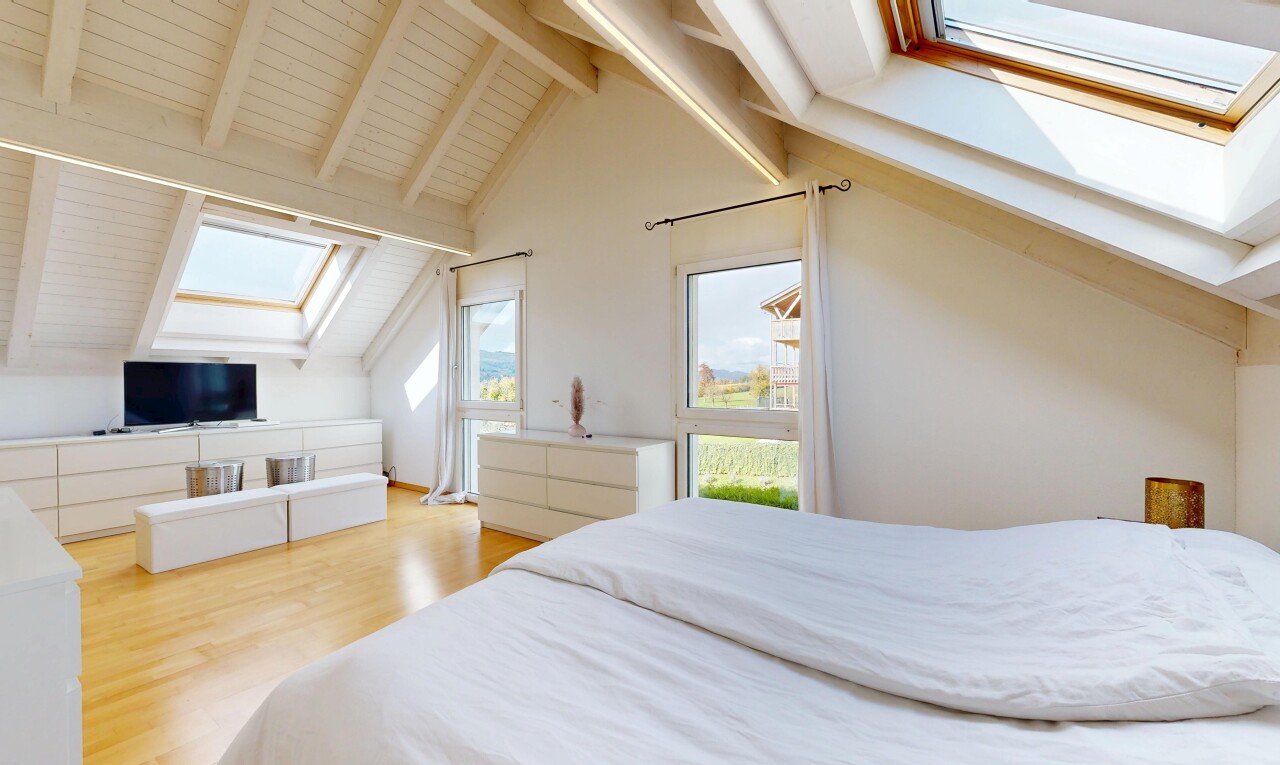 chambre avec puits de lumière, plafond à poutres, beamed ceiling, plafond voûté, et vaulted ceiling