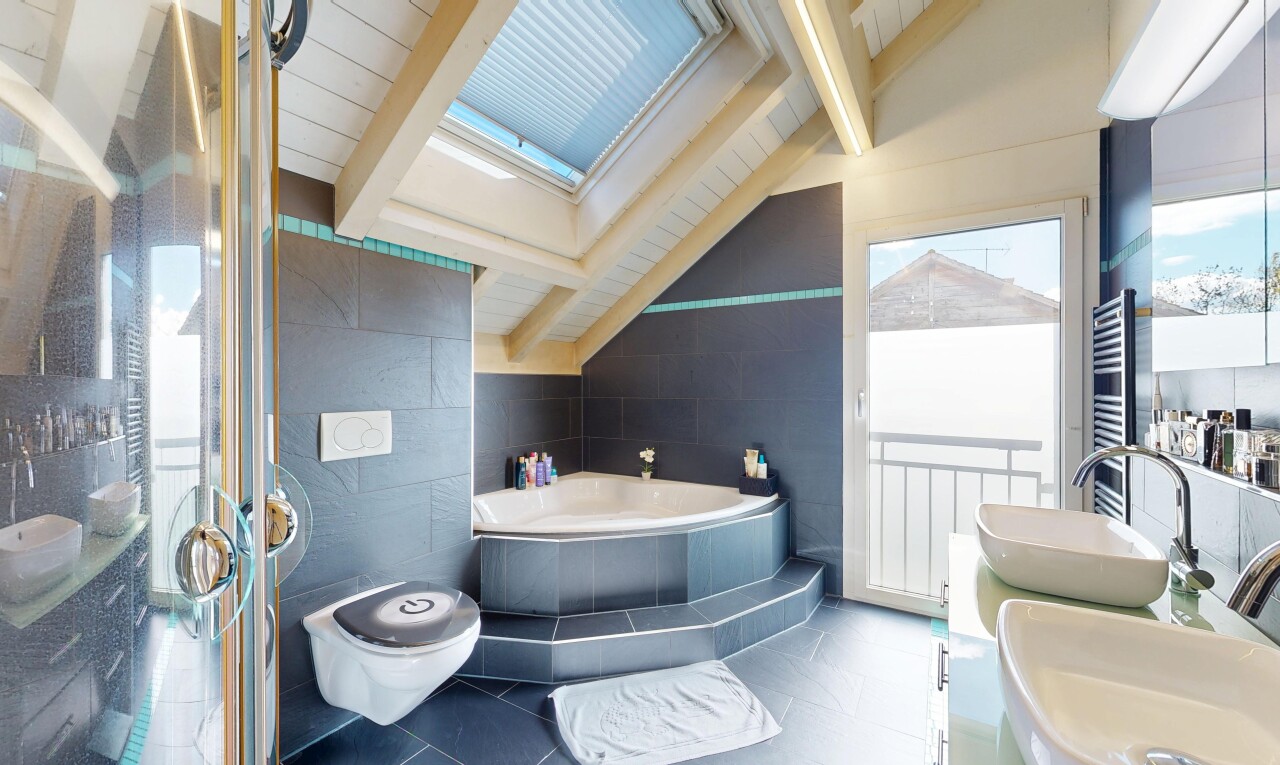 salle de bains avec salle de bain complète, chauffe-serviettes, inside property, beamed ceiling, et plafond à poutres