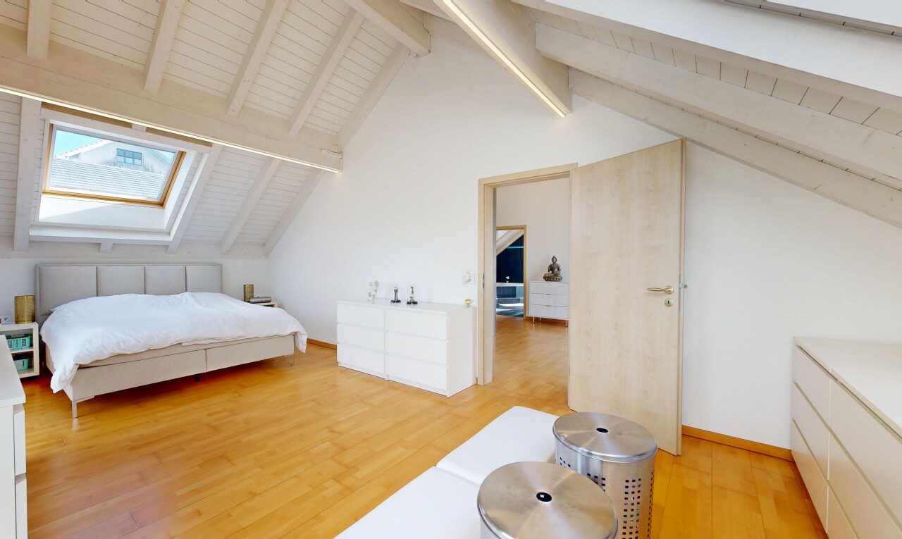 chambre avec beamed ceiling, plafond à poutres, puits de lumière, wood finish floor, et sol en finition bois