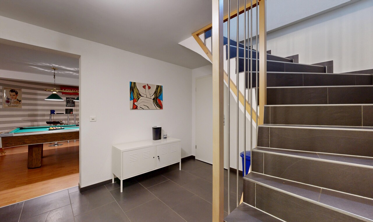 escaliers avec billard, sol en carrelage, tile floor, cloison sèche, et drywall