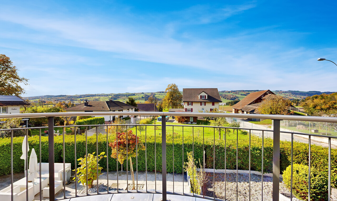 balcon avec from property, day time, residential view, vue résidentielle, et balcon