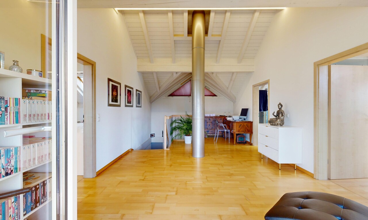 salon avec drywall, beamed ceiling, cloison sèche, plafond à poutres, et vaulted ceiling