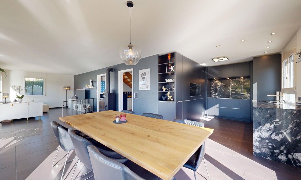 salle à manger avec inside property, natural light, lumière naturelle, drywall, et cloison sèche