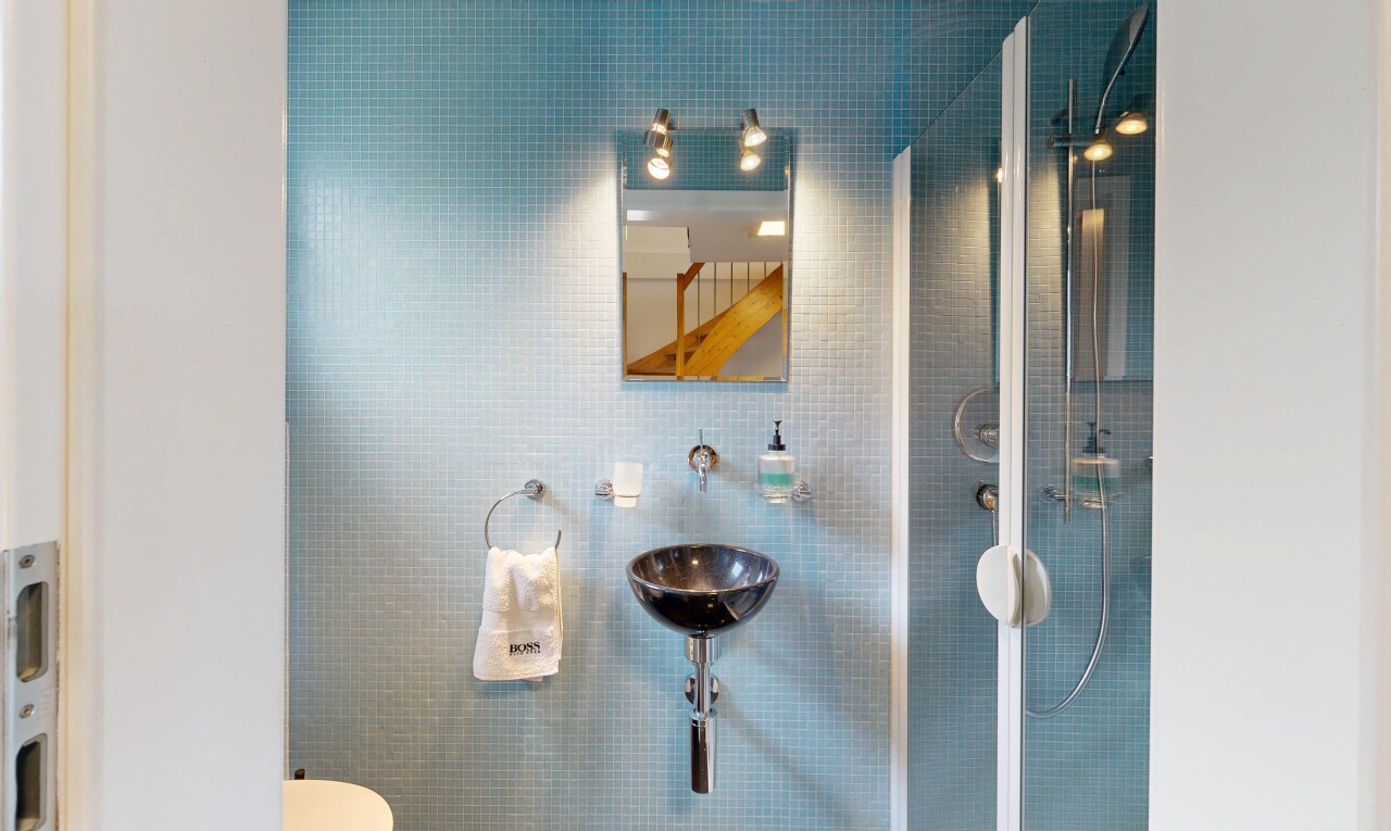 salle de bains avec miroir, mur en carrelage, tile wall, inside property, et salle de bain complète