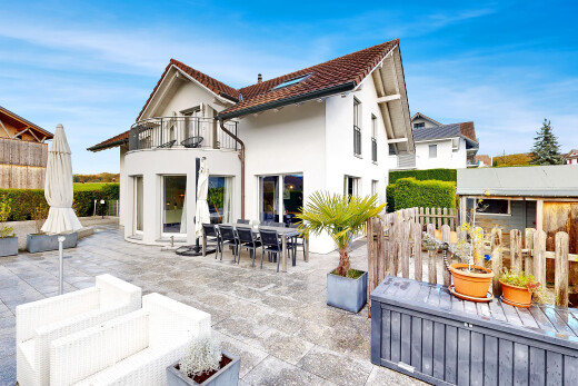 außenansicht mit essbereich im freien, terrasse, property visible, stuckverkleidung, und day time