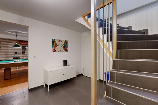 escaliers avec billard, sol en carrelage, tile floor, cloison sèche, et drywall