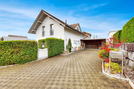 außenansicht mit zaun, property visible, stuckverkleidung, und day time