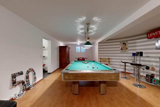 piscine avec billard et inside property