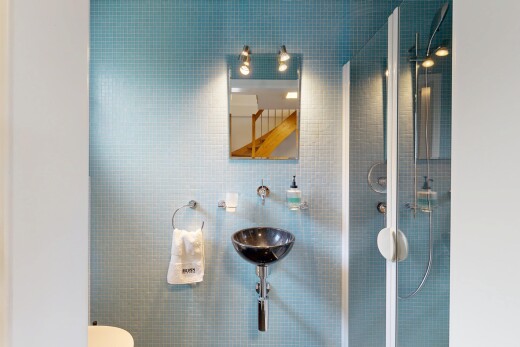 salle de bains avec miroir, mur en carrelage, tile wall, inside property, et salle de bain complète